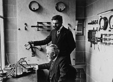 Gustave Eiffel et son collaborateur Antonin Lapresle devant le tableau de commande de la soufflerie d’Auteuil. © Laboratoire Eiffel